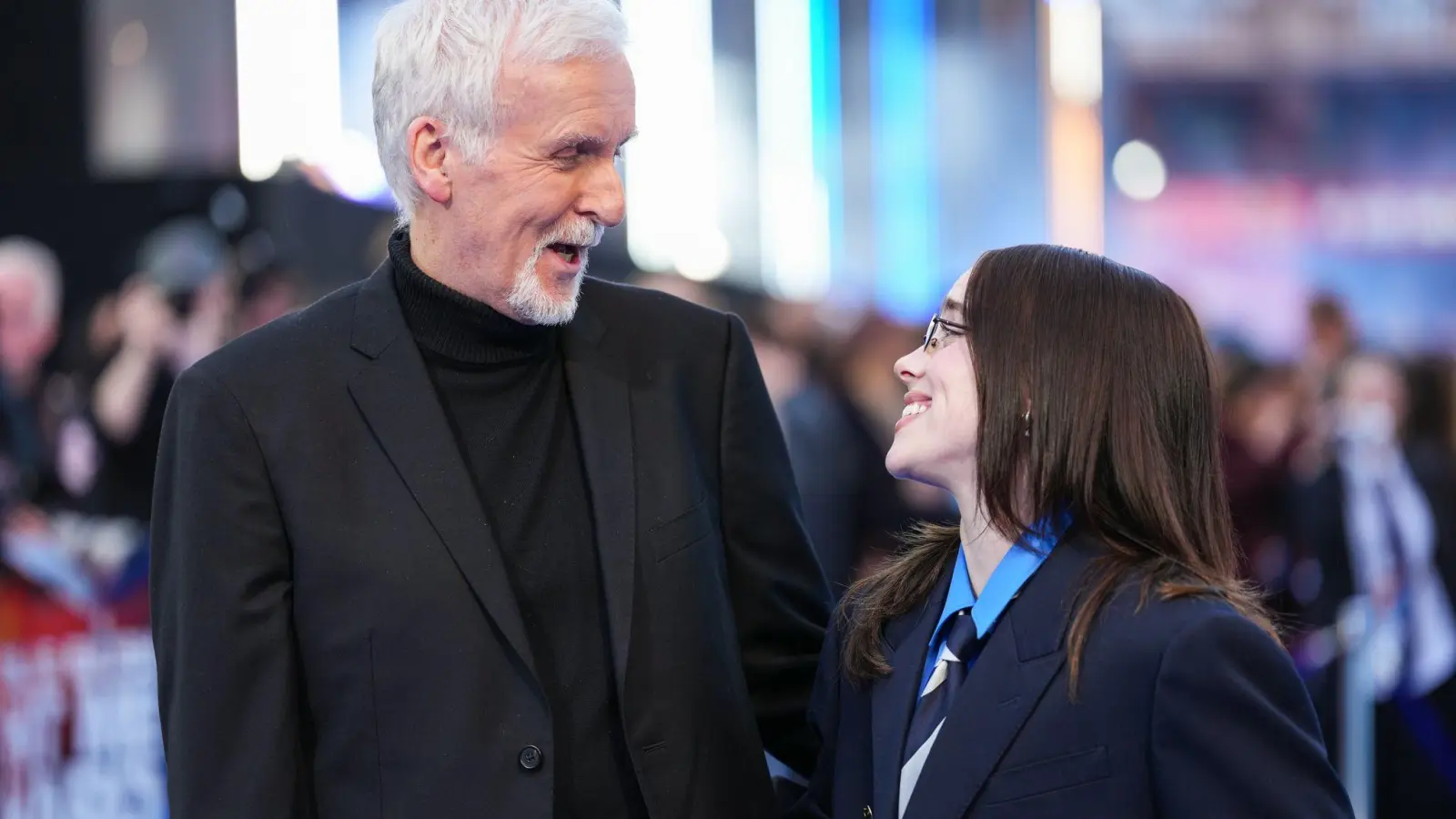 Hollywood-Regisseur James Cameron und Pop-Superstar Billie Eilish verstehen sich prächtig. (Foto: Scott A Garfitt/Invision/AP/dpa)