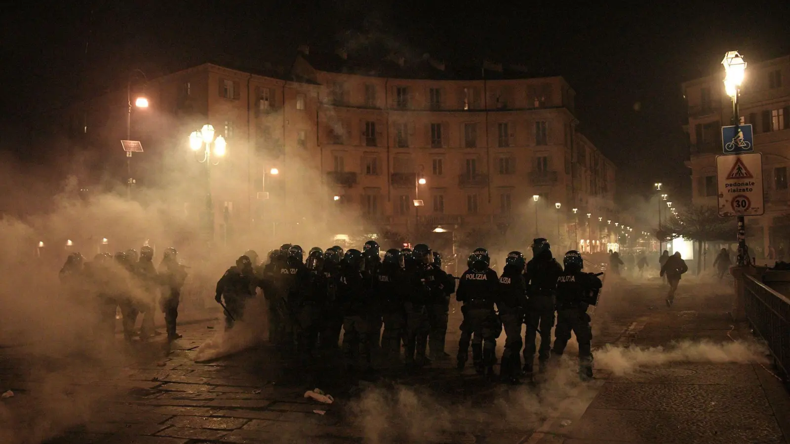 Mindestens 100 Sicherheitskräfte wurden bei den Krawallen verletzt. (Foto: Marco Alpozzi/LaPresse via ZUMA Press/dpa)
