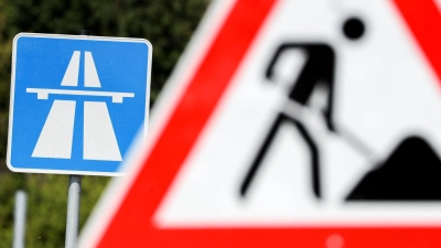 Im Baustellenbereich der A6 bei Schnelldorf wurden mehrere Warnbarken umgefahren. (Symbolbild: Jan Woitas/dpa-Zentralbild/dpa)