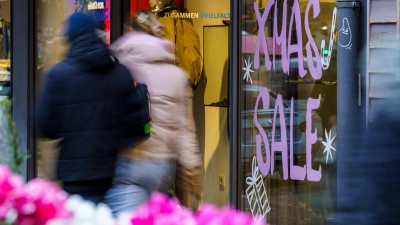 Viele Kunden schauten im Weihnachtsgeschäft stark auf Preise und Rabatte. (Foto: Andreas Arnold/dpa)