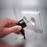 Aus der Steckdose kam in einigen Haushalten in Emskirchen am Montag zeitweise kein Strom mehr. (Symbolbild: Sina Schuldt/dpa)