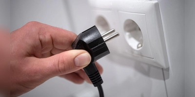 Einstecken zwecklos: Rund 20 Orte im Landkreis Ansbach hatten am Dienstagnachmittag keinen Strom. (Symbolbild: Sina Schuldt/dpa)