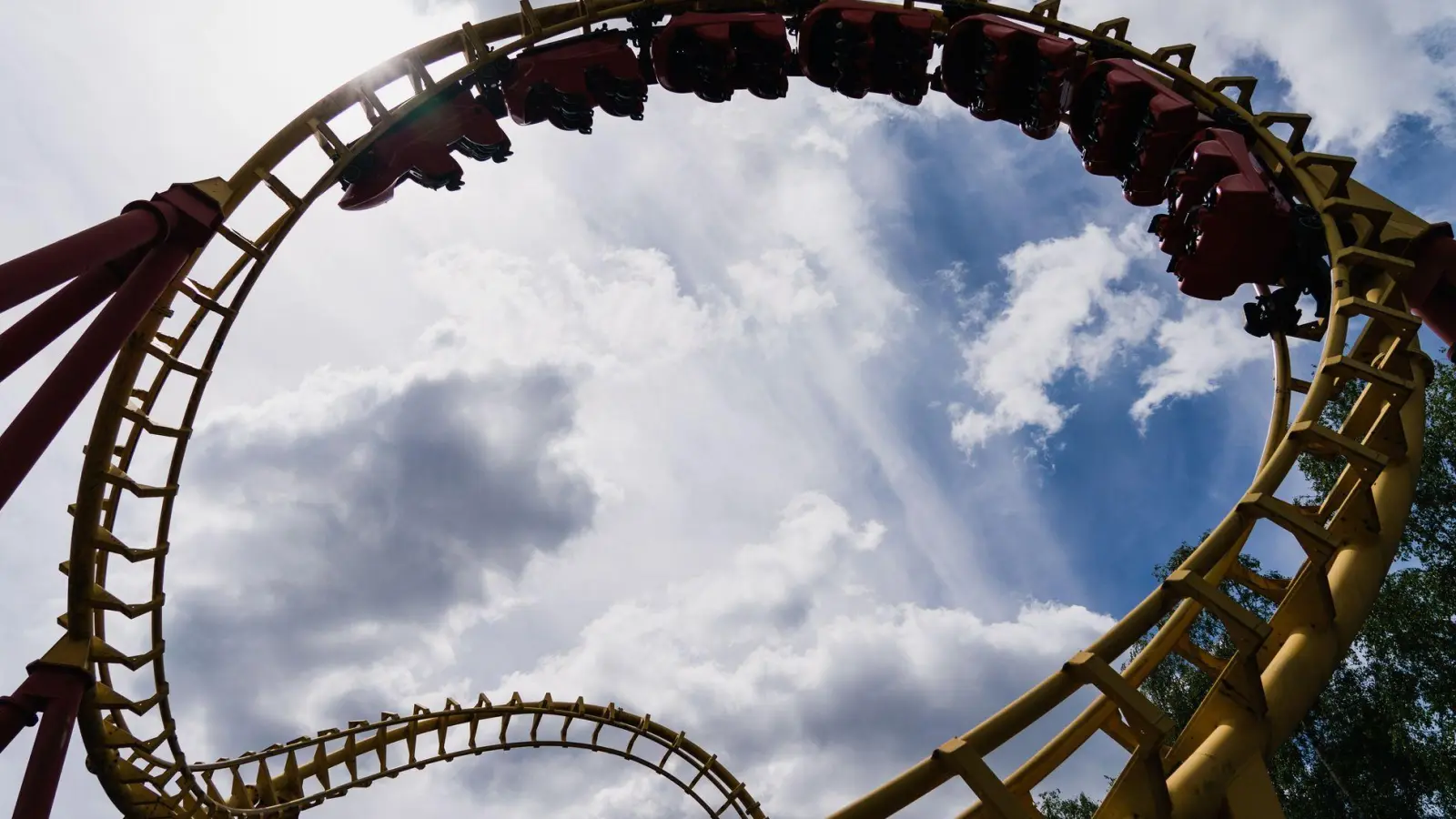 In diesen Tagen werden in den bayerischen Freizeitparks wieder die Achterbahnen in Betrieb genommen. (Archivbild) (Foto: Nicolas Armer/dpa)