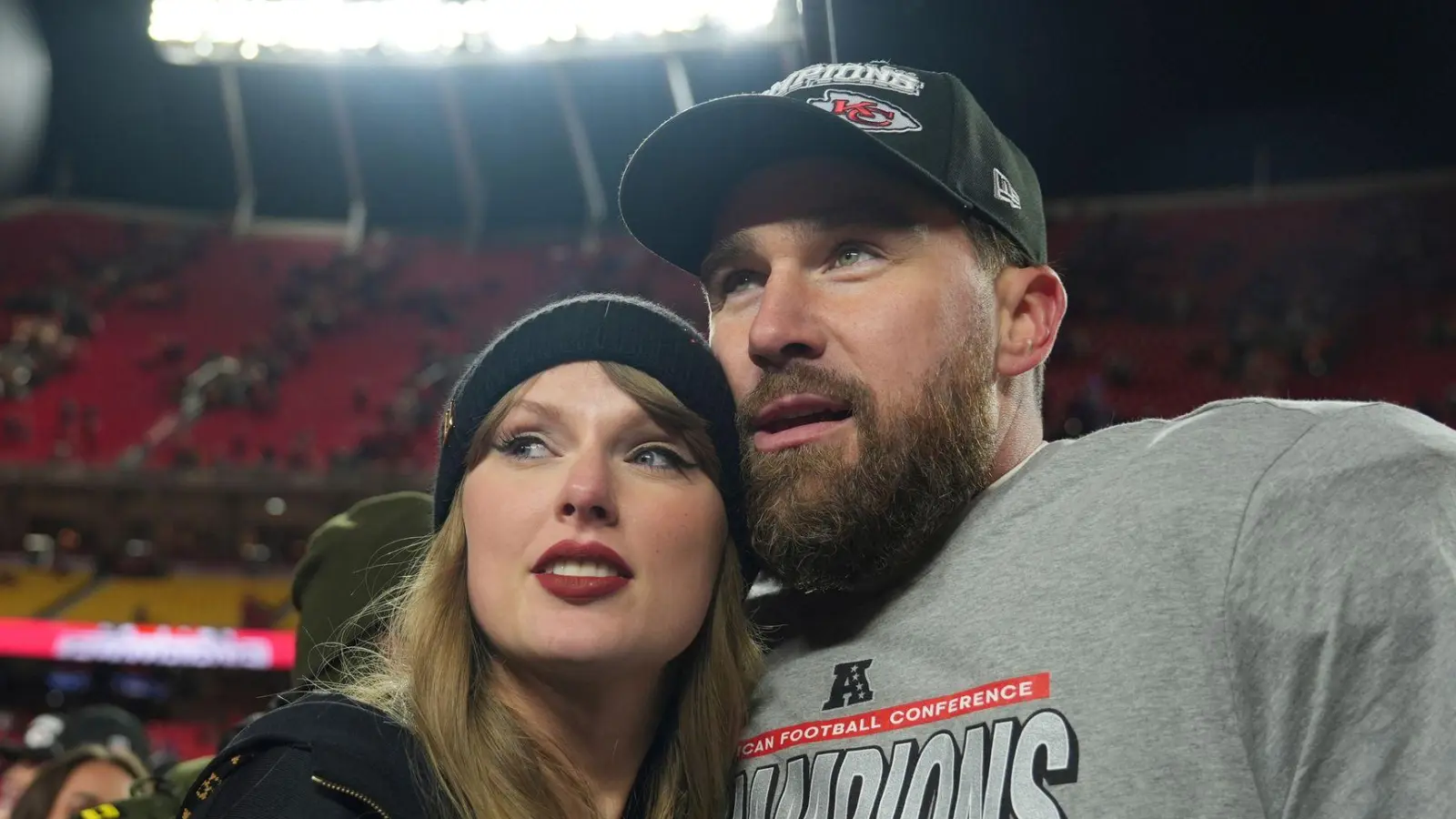 Geben sich vermutlich sehr bald das Jawort: Sängerin Taylor Swift und Footballer Travis Kelce. (Foto: Charlie Riedel/AP/dpa)