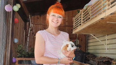 Meerschweinchen Sally hat eine schicke Frisur. Sie darf ihren Lebensabend bei Annemarie Ganzer in der Pflegestelle verbringen. (Foto: Anna Franck)