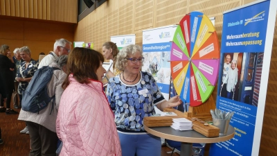 Zum Seniorentag im Bad Windsheimner KKC gab es unter anderem vielerlei Informationsstände. (Foto: Helmut Meixner)