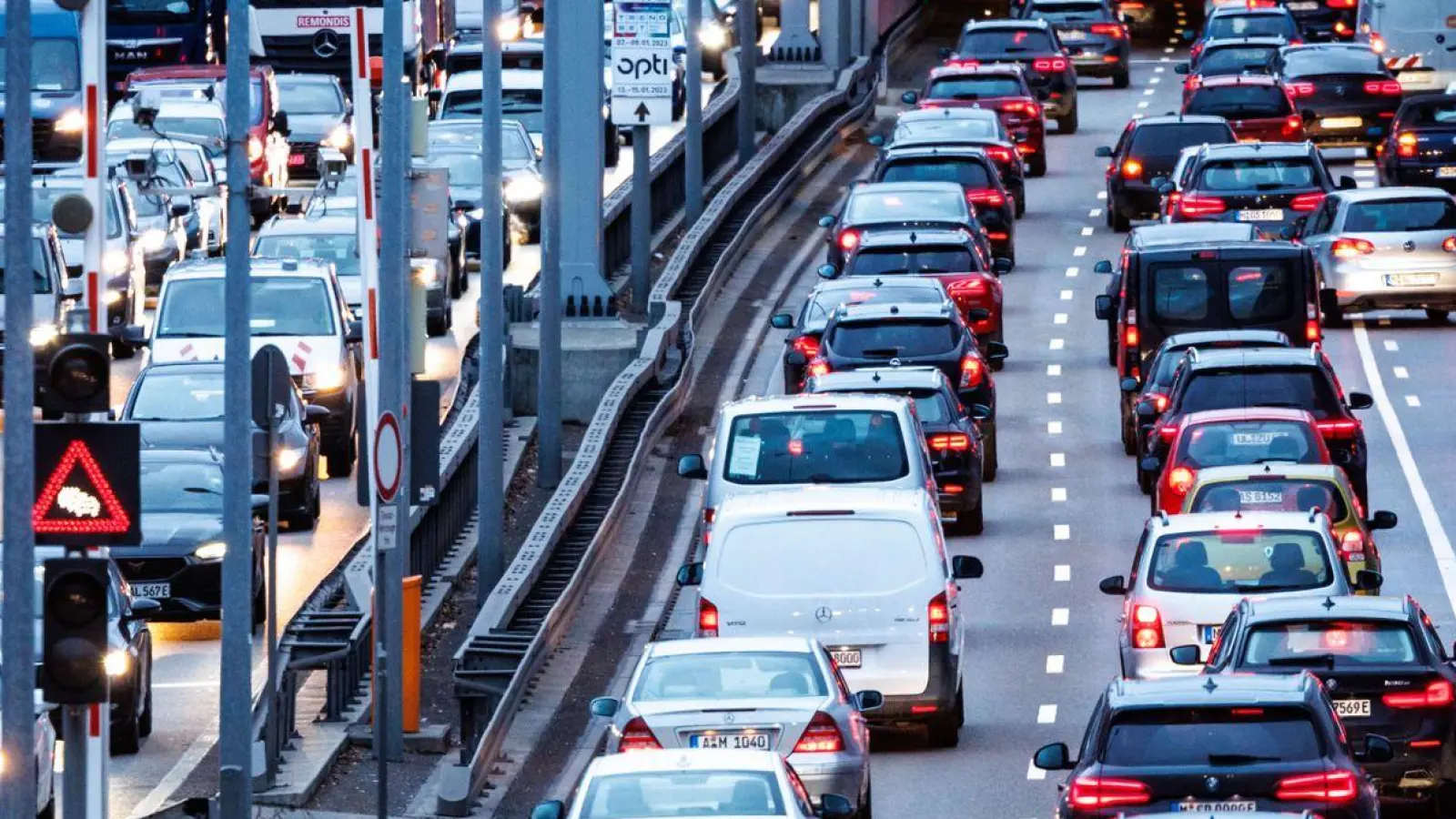 Dichter Verkehr schiebt sich im Berufsverkehr am Morgen in den Tunnel Heckenstallerstraße auf dem Mittleren Ring B2R. (Foto: Matthias Balk/dpa/Archivbild)