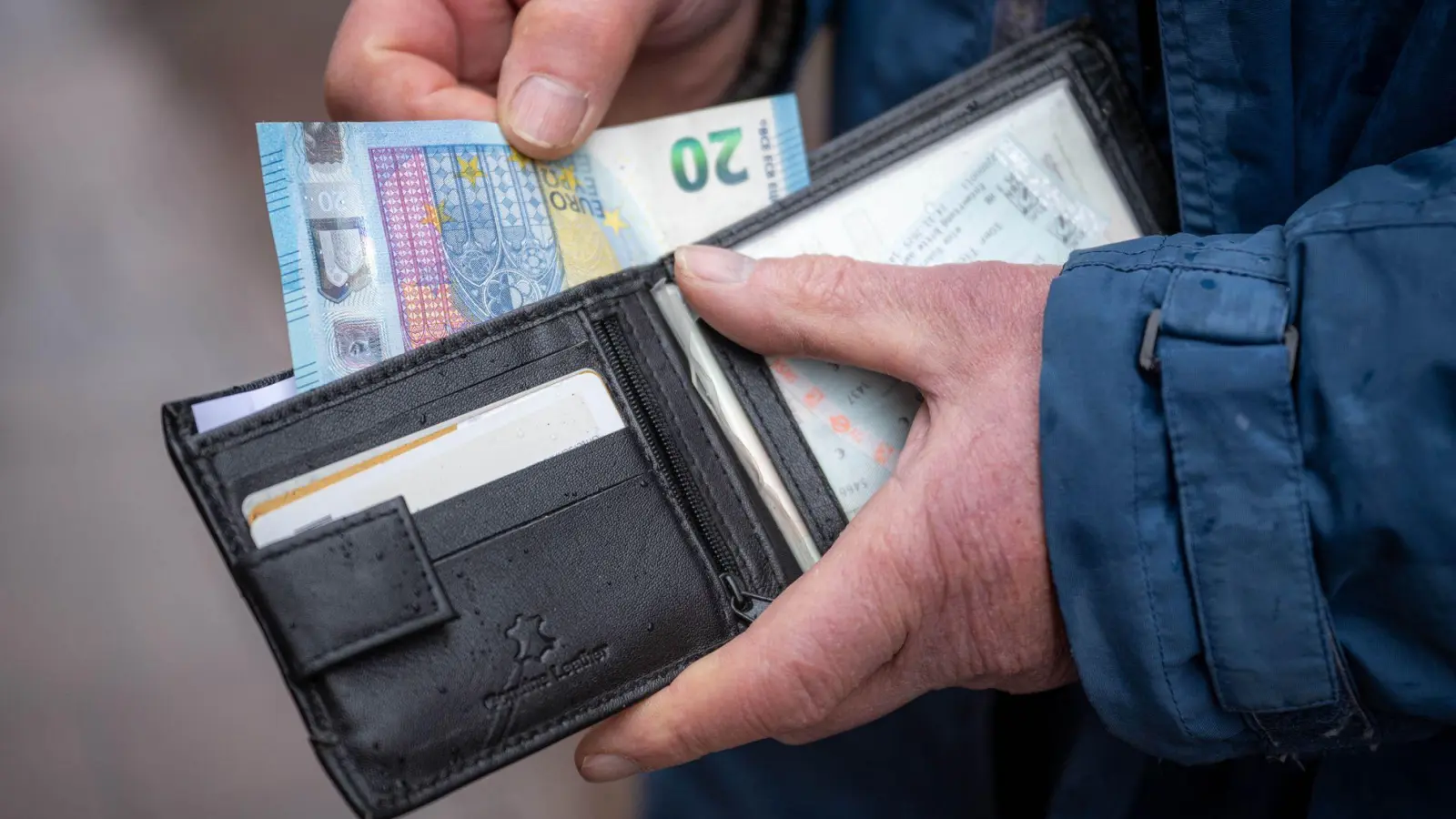 Der Unfallverursacher drückte der Jugendlichen laut Polizei 20 Euro in die Hand und fuhr davon. (Symbolbild) (Foto: Sina Schuldt/dpa)