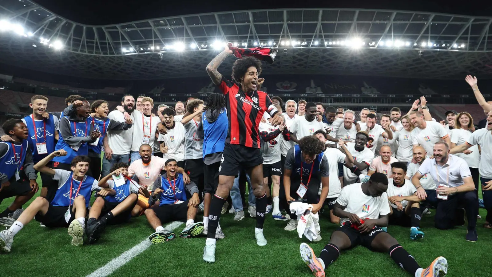 Dante feiert in seinem letzten Spiel als Profi den Klassenerhalt mit Nizza. (Foto: Valery Hache/AFP/dpa)
