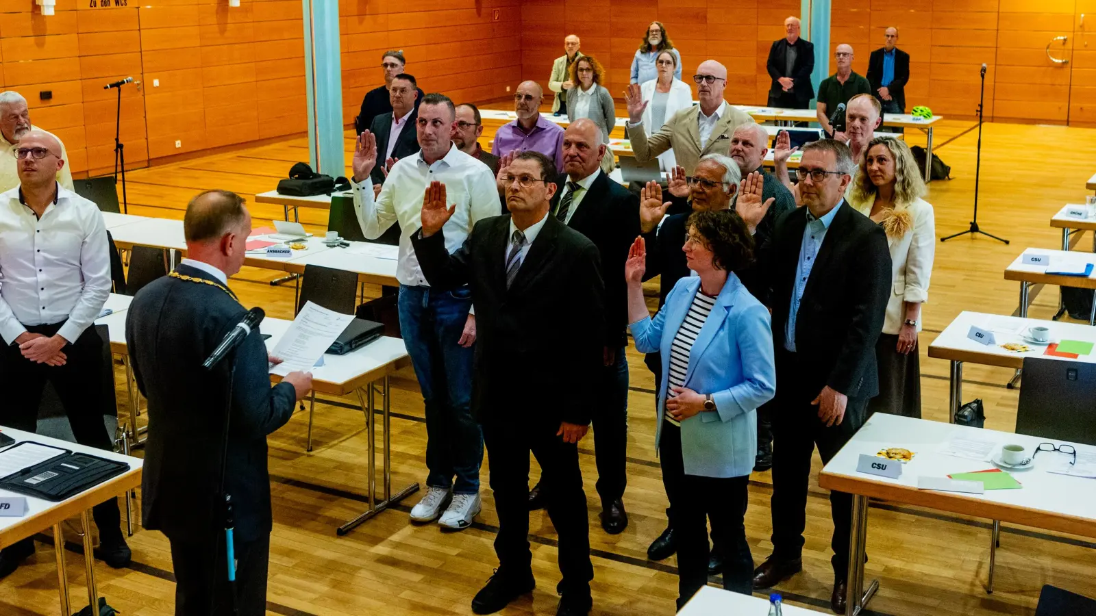 Die zwölf neuen Stadträtinnen und Stadträte traten im Onodliasaal vor, um den Eid zu leisten. (Foto: Evi Lemberger)