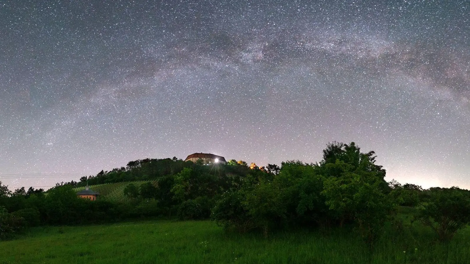 Ein freier Blick auf den Sternenhimmel – und damit den Sternschnuppenschauer der Perseiden – bietet sich etwa bei Burg Hoheneck. (Foto: Mirko Fryska)