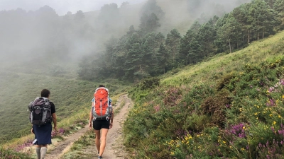 Der Jakobsweg gehört zu den beliebtesten Wanderwegen Europas und kann sehr herausfordernd sein. (Foto: Manuel Meyer/dpa-tmn)