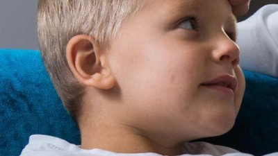 Das Kind fiebert, hat aber weiterhin gute Laune? Dann müssen Fiebersenker nicht sein.  (Foto: Christin Klose/dpa-tmn)