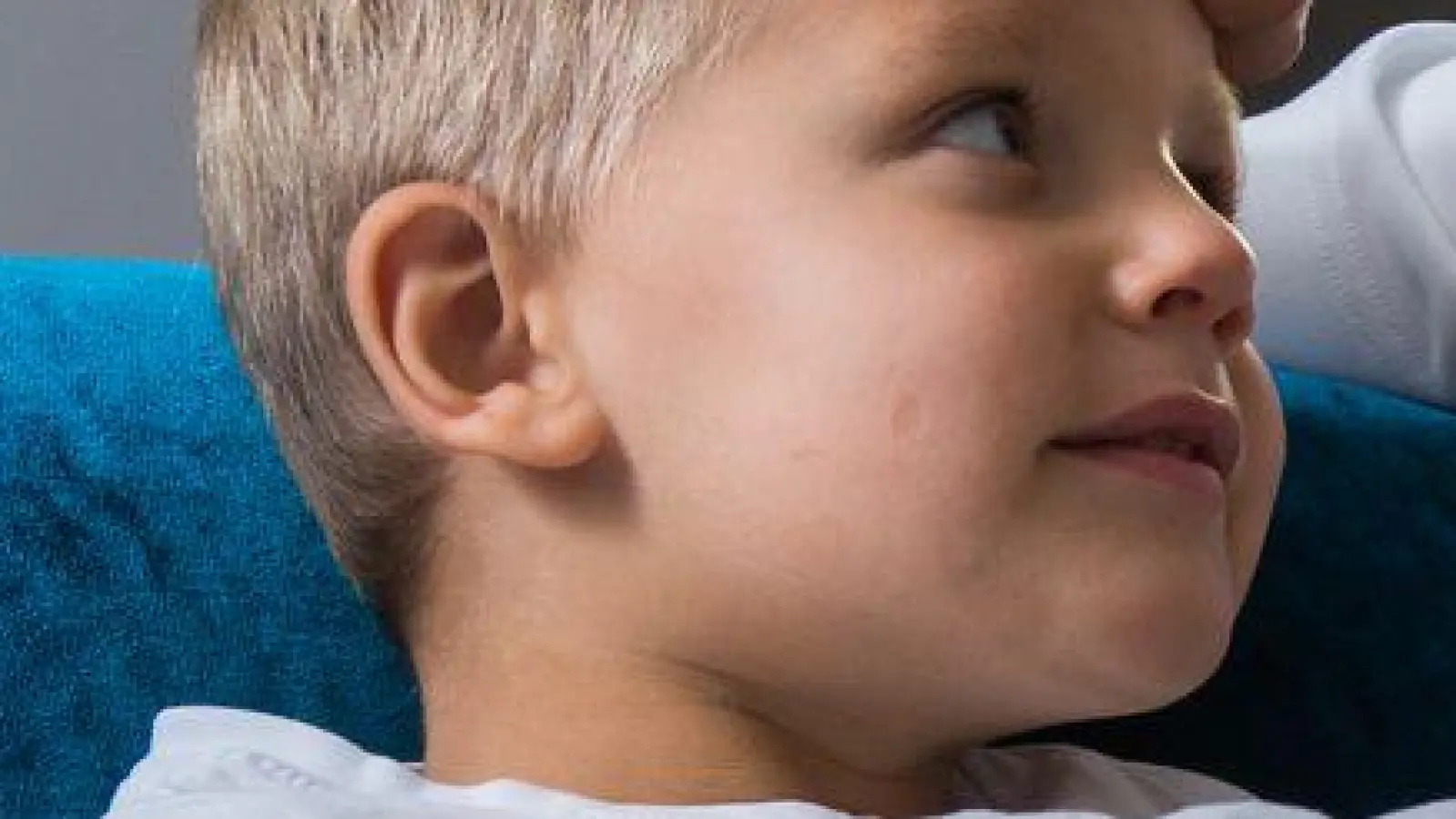 Das Kind fiebert, hat aber weiterhin gute Laune? Dann müssen Fiebersenker nicht sein.  (Foto: Christin Klose/dpa-tmn)