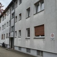 Das Gebäude Theodor-Alt-Weg 5 bis 9 wird grundlegend saniert. Die Baugenossenschaft erhofft sich erhebliche Energieeinsparungen. Die Bauarbeiten beginnen aber erst im kommenden Jahr, heuer wird geplant und vorbereitet. (Foto: Robert Maurer)