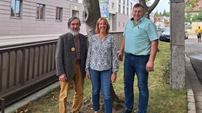 Von links: Jürgen Schilling, Biolandwirt, Christina Beckler, Geschäftsführerin Bund Naturschutz Kreisgruppe Ansbach und Reinhold Meyer, Kreisobmann des Bayerischen Bauernverbandes. (Foto: Daniela Ramsauer)