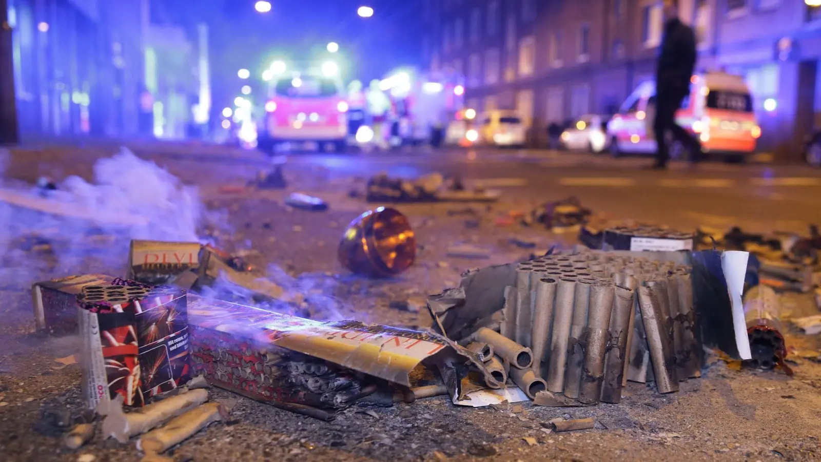 Einsatzkräfte der Feuerwehr bei der Arbeit in der Silvesternacht. (Foto: David Young/dpa)