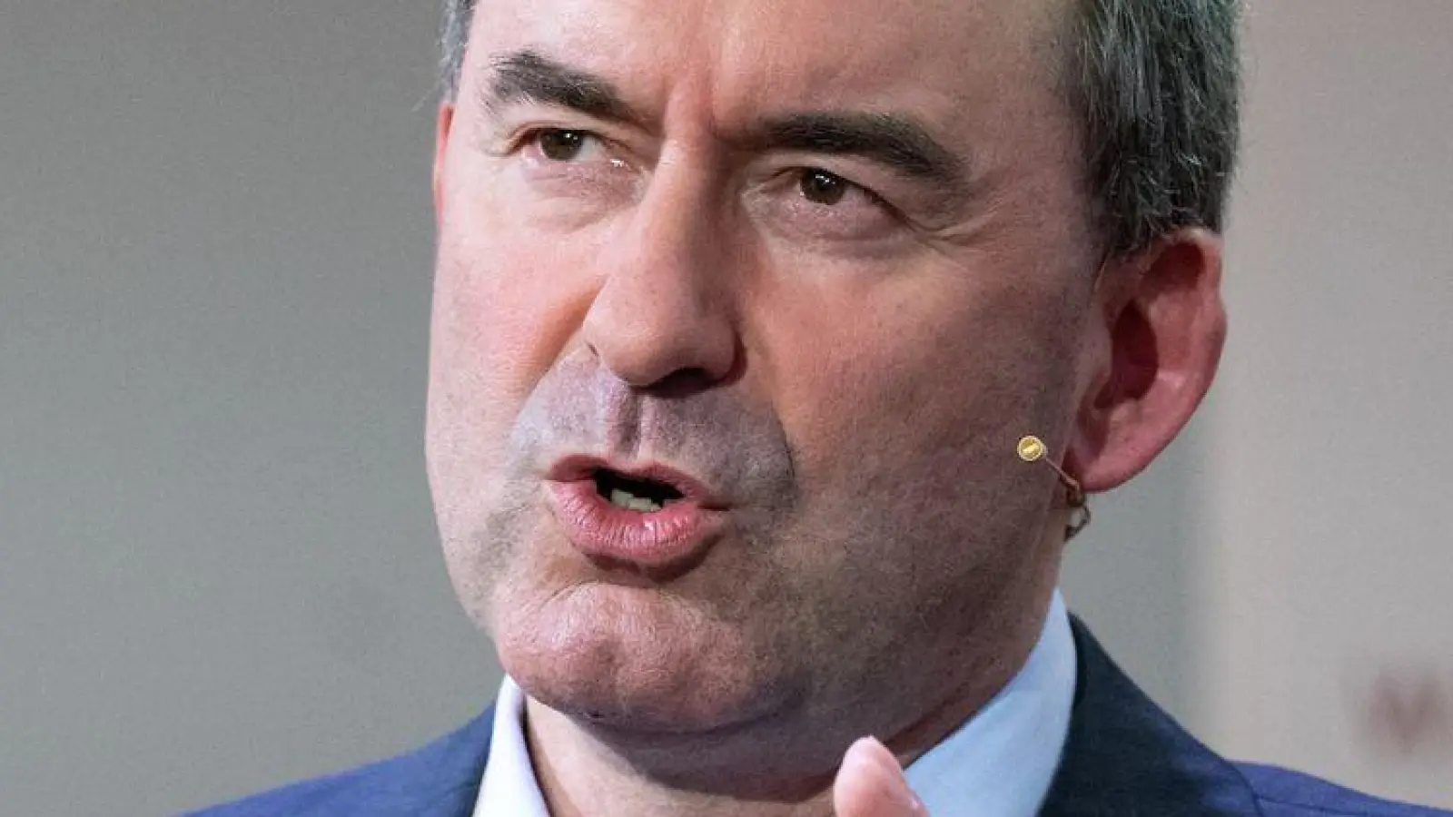 In früheren Jahren kam Bayerns Wirtschaftsminister Hubert Aiwanger gerne und regelmäßig zum Erhard-Gipfel an den Tegernsee - in diesem Jahr hat er sich noch nicht final entschieden. (Archivbild) (Foto: Sven Hoppe/dpa)