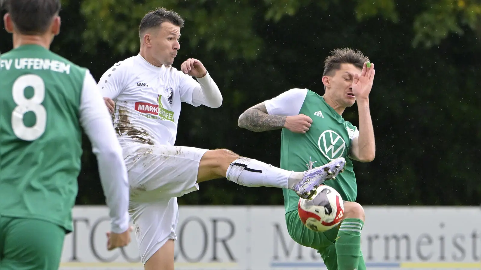 Am letzten Hinrundenspieltag will der FV Uffenheim (rechts Marcel Scherer) in Neuses punkten, der FC/DJK Burgoberbach (in Weiß Jonas Schröder) hat den TSV Heideck zu Gast. (Foto: Martin Rügner)