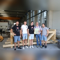Freuen sich aufs Altstadtrennen in Leutershausen: Felix Ehrmann, Simon Bauer und Jonathan Loos vom CVJM Leutershausen zusammen mit Klaus Pfitzke und Manuel Martini von der Firma MFR Martini (von links).  (Foto: Alexander Biernoth)