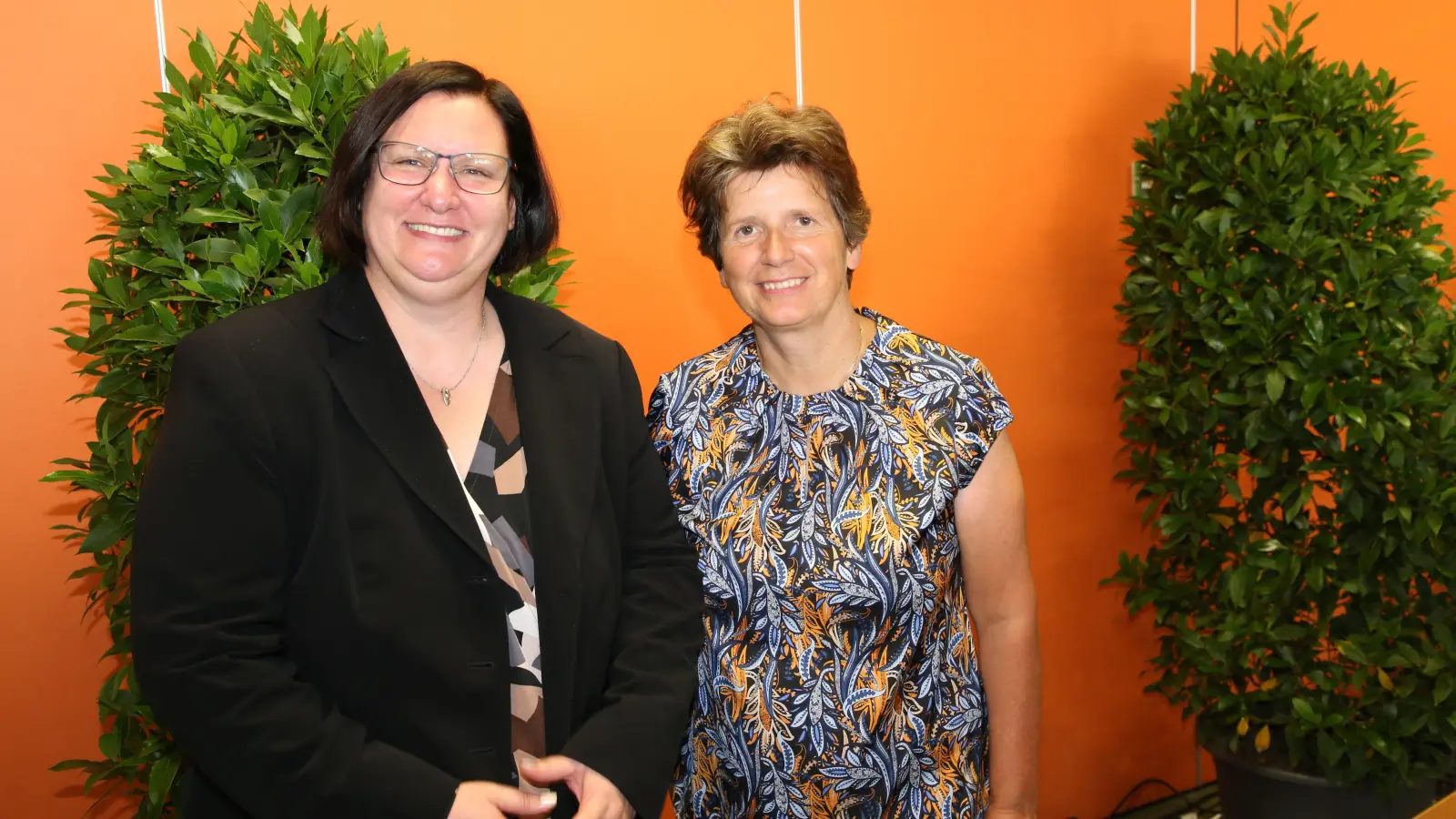 Andrea Pfeiffer (links) wurde von der Ministerialbeauftragten für die Gymnasien in Mittelfranken, Dr. Gabriele Kuen, in das Amt der Leiterin des Theresien-Gymnasiums eingeführt. (Foto: Alexander Biernoth)