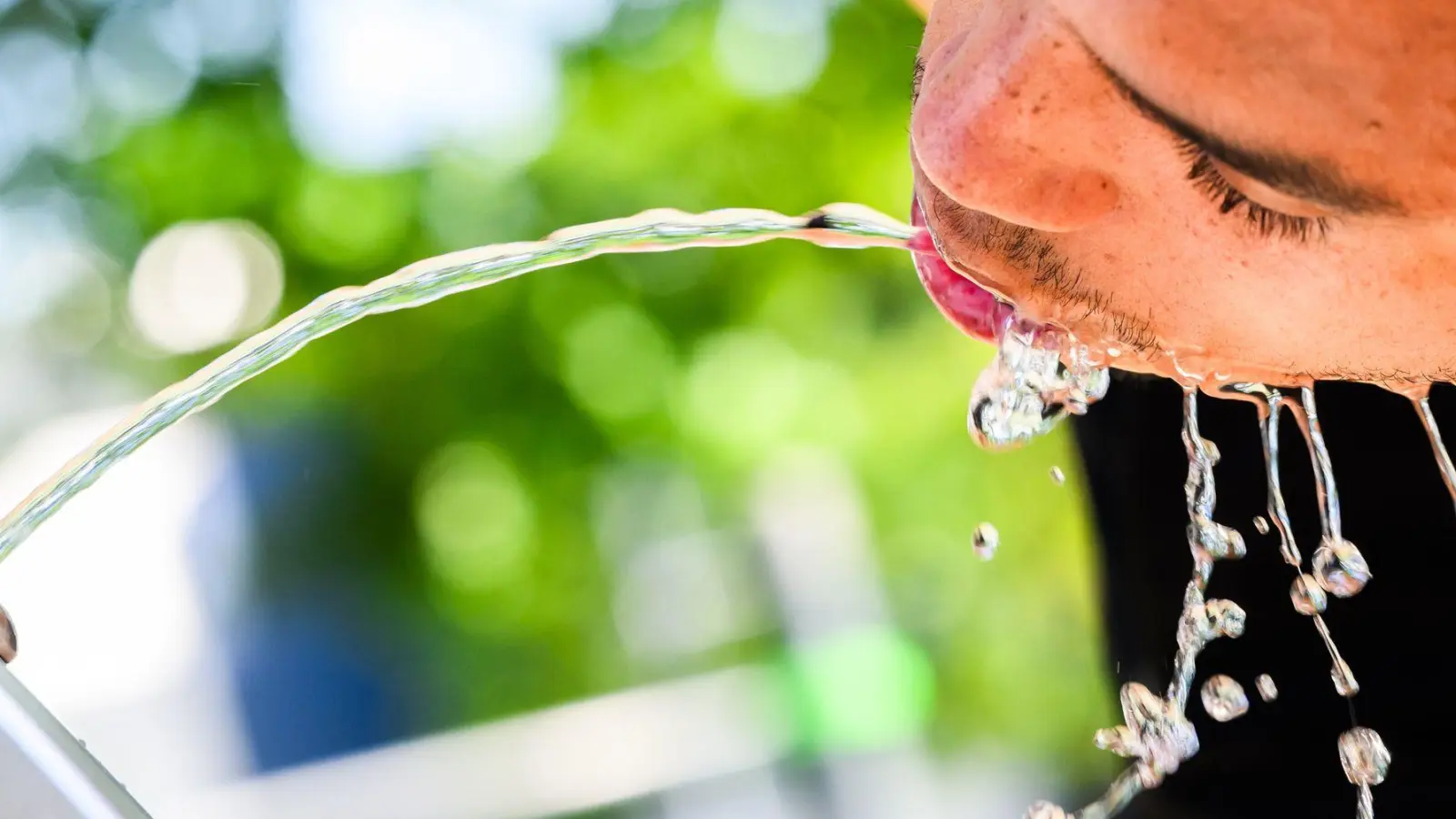 Ein kühler Schluck zwischendurch: Öffentliche Trinkstellen bieten an heißen Sommertagen kostenlose Erfrischung. (Foto: Julian Stratenschulte/dpa/dpa-tmn)
