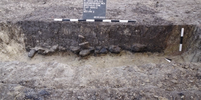 Diese Aufnahme zeigt das Profil einer Gargrube, wie sie bei den Ausgrabungen in Burgbernheim von Archäologen in großer Zahl gefunden wurden. Dadurch sind Rückschlüsse möglich, wie sich Menschen in der Region vor langer Zeit ernährten. (Foto: Wanax)