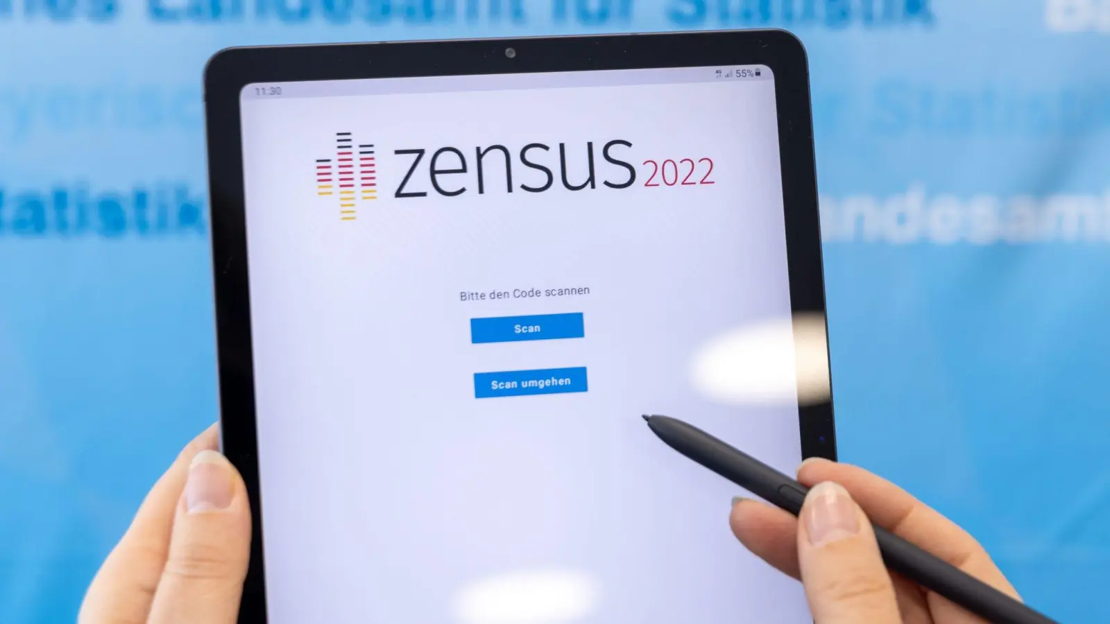 „Zensus 2022“ steht auf einem Tablet im Bayerischen Landesamt für Statistik. (Foto: Daniel Karmann/dpa)