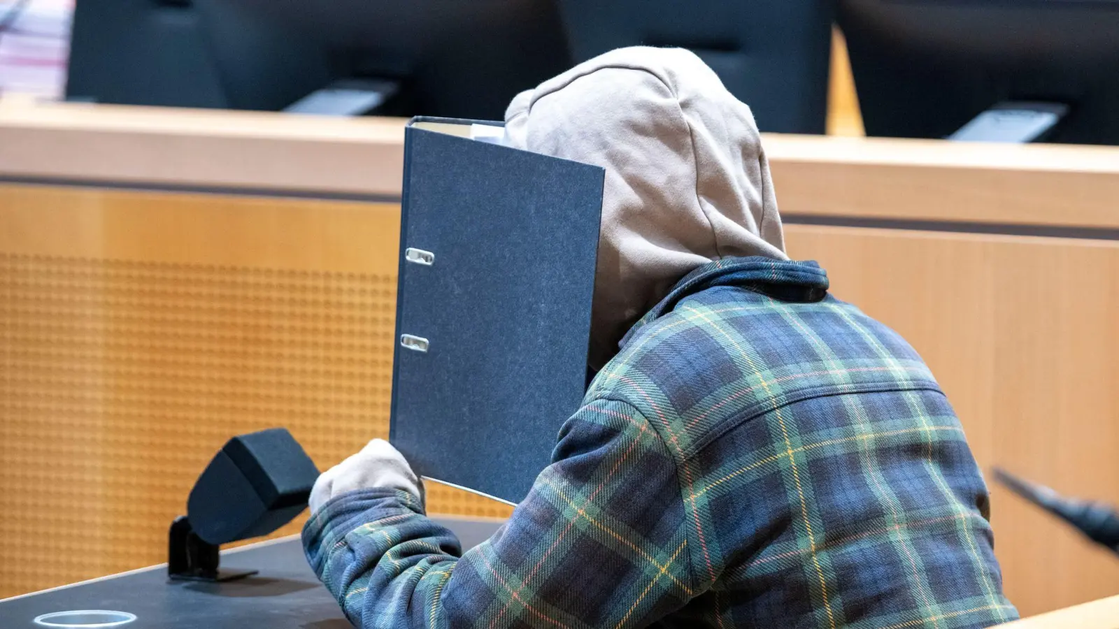 Der Angeklagte soll eine dreifache Mutter erschossen haben. Die Tochter des Opfers musste nun aussagen. (Foto: Stefan Puchner/dpa)