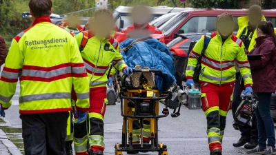Der Verdächtige hat laut Polizei eine Frau und zwei Kinder verletzt, eines davon ist daraufhin verstorben. (Foto: Justin Brosch/dpa)