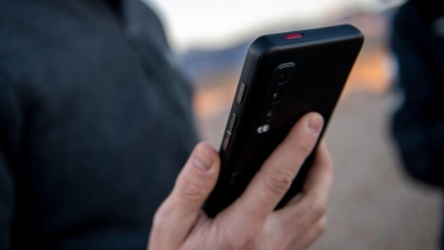 Per Fingertipp Sicherheit geben: Mit diesen Apps werden Notfallkontakte automatisch alarmiert. (Foto: Zacharie Scheurer/dpa-tmn)