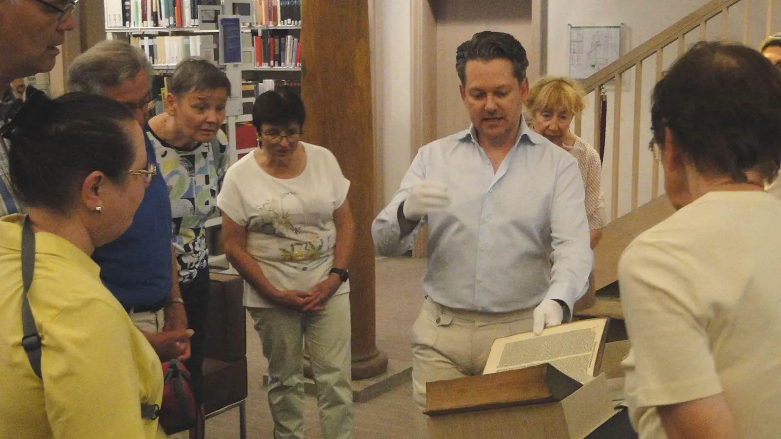 Der Leiter der Staatlichen Bibliothek, Christian Mantsch, erklärt den Besuchern die Besonderheiten der historischen Bände. (Foto: Winfried Vennemann)