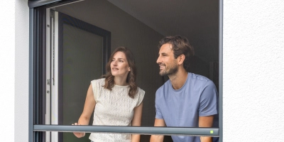 An Fenstern eignen sich verschiebbare Rollos als wirksamer und fast unsichtbarer Insektenschutz. (Foto: DJD/Neher)