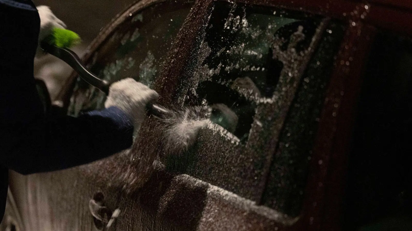 In Sachsen waren die Autos am Dienstag vereist. (Foto: Daniel Wagner/dpa)