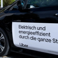Uber rechnete im April vor: Fahrten werden teurer werden. (Archivbild) (Foto: Sven Hoppe/dpa)
