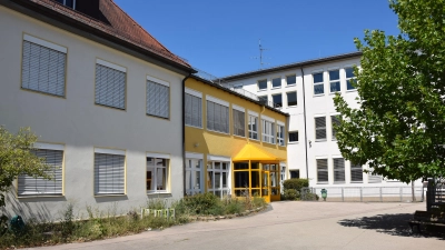 Der Stadtrat hat entschieden, dass der aus dem Jahr 1919 stammende Gebäudeteil (links) bestehen bleiben soll. Stattdessen wird der Altbau 2 (rechts) durch ein neues Gebäude ersetzt. (Foto: Florian Schwab)