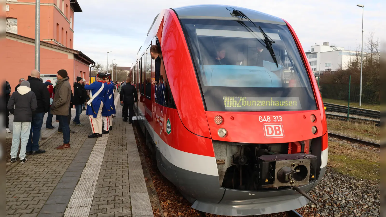 Seit Mitte Dezember halten am Wassertrüdinger Bahnhof wieder Züge. Schon bei der Wiederinbetriebnahme der Strecke im Dezember gab es Kritik, dass das Stellwerk in Langlau (Landkreis Weißenburg-Gunzenhausen) nicht rechtzeitig fertig wurde. Jetzt wurde von der Deutschen Bahn der Termin erneut verschoben. (Foto: Martina Haas)