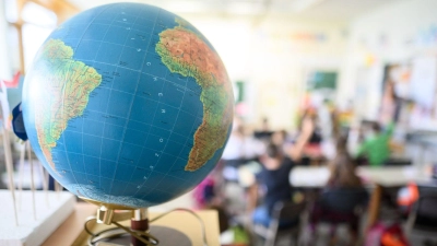 Der Globus ist die nach wie vor am genausten, wenn es darum geht, die Größenverhältnisse auf der Erde richtig darzustellen. (Archivbild) (Foto: Sebastian Gollnow/dpa)