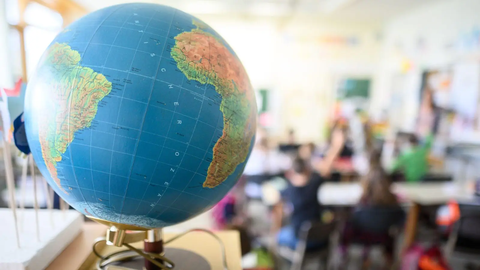 Der Globus ist die nach wie vor am genausten, wenn es darum geht, die Größenverhältnisse auf der Erde richtig darzustellen. (Archivbild) (Foto: Sebastian Gollnow/dpa)