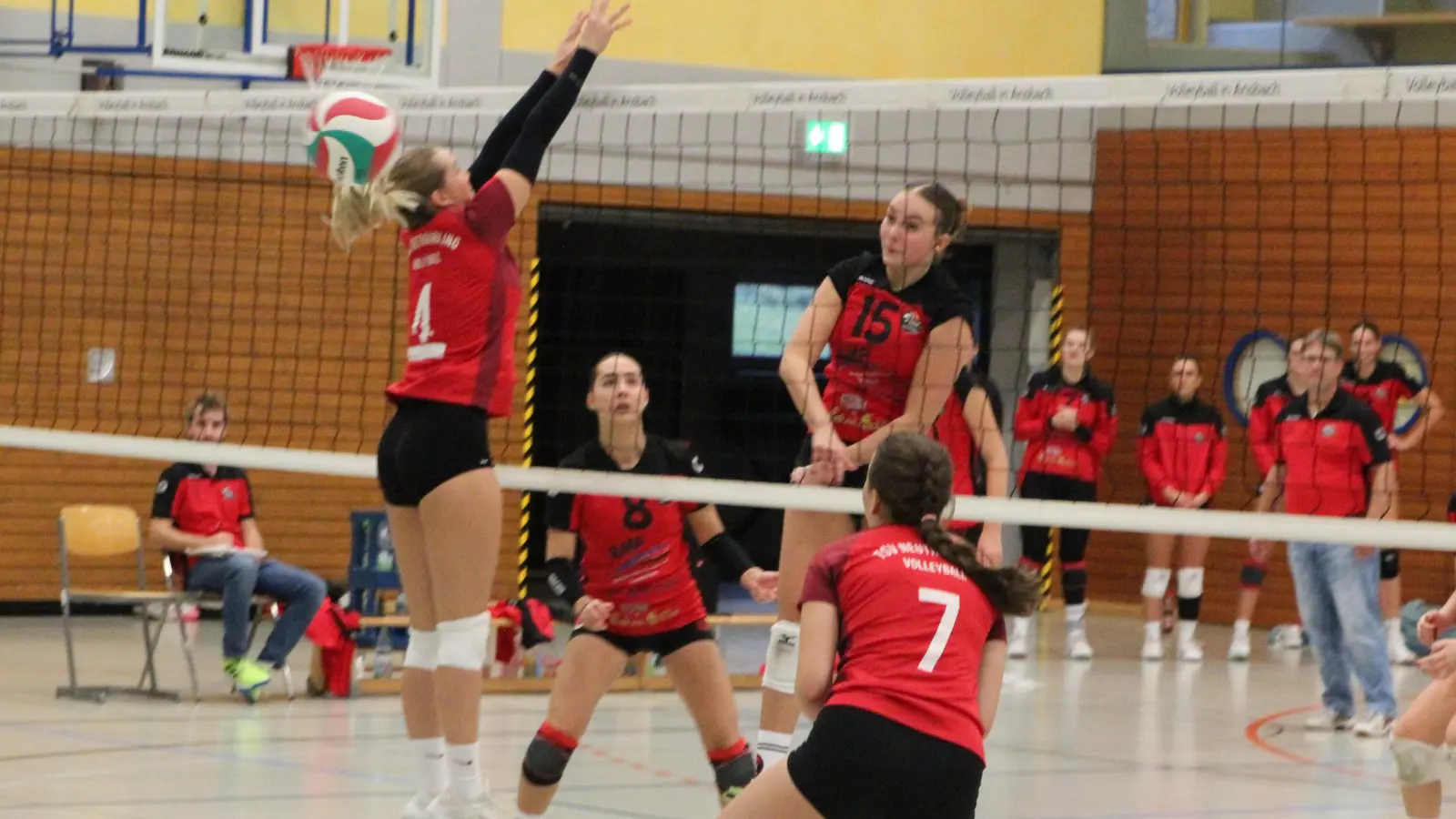 Gegen den knallharten Angriff von Dominika Schäfer (hinten rechts) ist der Neutraublinger Ein-Frau-Block chancenlos. (Foto: Norbert Dietrich)