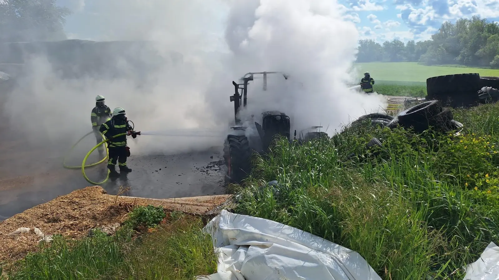 Von dem Traktor blieb nur ein Stahlgerippe übrig. (Foto: Kreisfeuerwehrverband NEA)