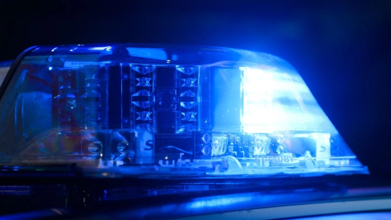 Weil ein Lkw-Fahrer im Rückwärtsgang seine verpasste Ausfahrt erreichen wollte, musste die Polizei einschreiten. (Symbolbild: Julian Stratenschulte/dpa)