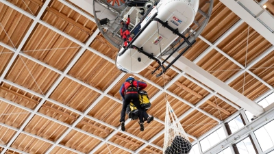 Die Bergwacht übt in ihrer hochmodernen Trainingshalle für den Ernstfall. (Foto: Magdalena Henkel/dpa)