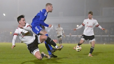 Da war es passiert: Julius Schöniger (rechts) erzielt kurz vor der Halbzeitpause den 1:2-Anschlusstreffer für Neuendettelsau (links Moritz Herboldsheimer). Der Steinachgründer Tobias Gröger (in Blau) kann nicht mehr eingreifen. (Foto: Martin Rügner)