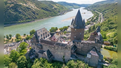 Mit Burgen und Festungen sind die Ufer des Rheins bebaut: Burg Stahleck bei Bacharach. (Foto: Boris Roessler/dpa/dpa-tmn)