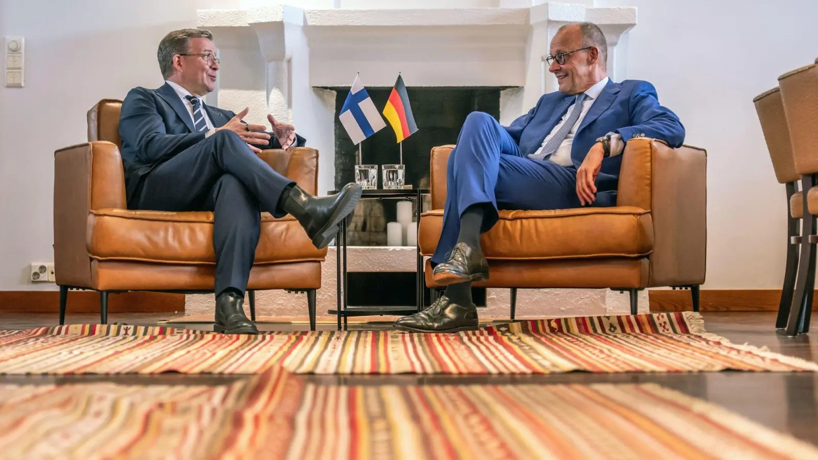 Das Treffen mit dem finnischen Ministerpräsidenten Petteri Orpo (l) war für Kanzler Friedrich Merz der Gipfel-Auftakt. (Foto: Michael Kappeler/dpa)