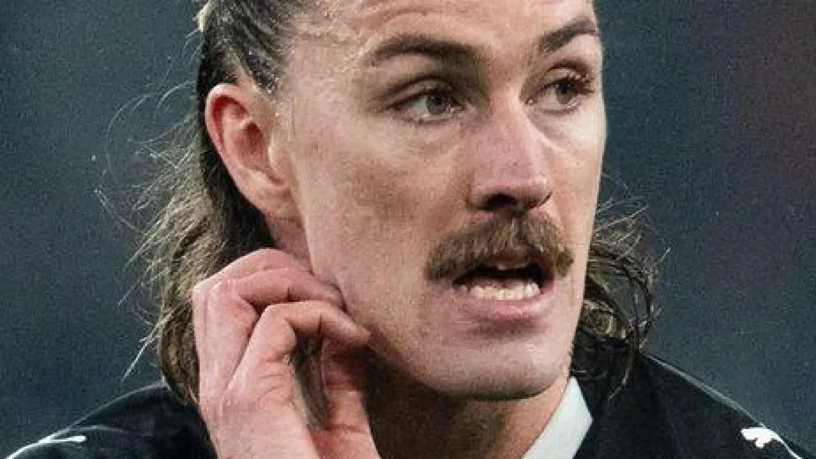 Kapitän Jackson Irvine wird dem FC St. Pauli gegen Bayern München fehlen. (Archivbild) (Foto: Marius Becker/dpa)