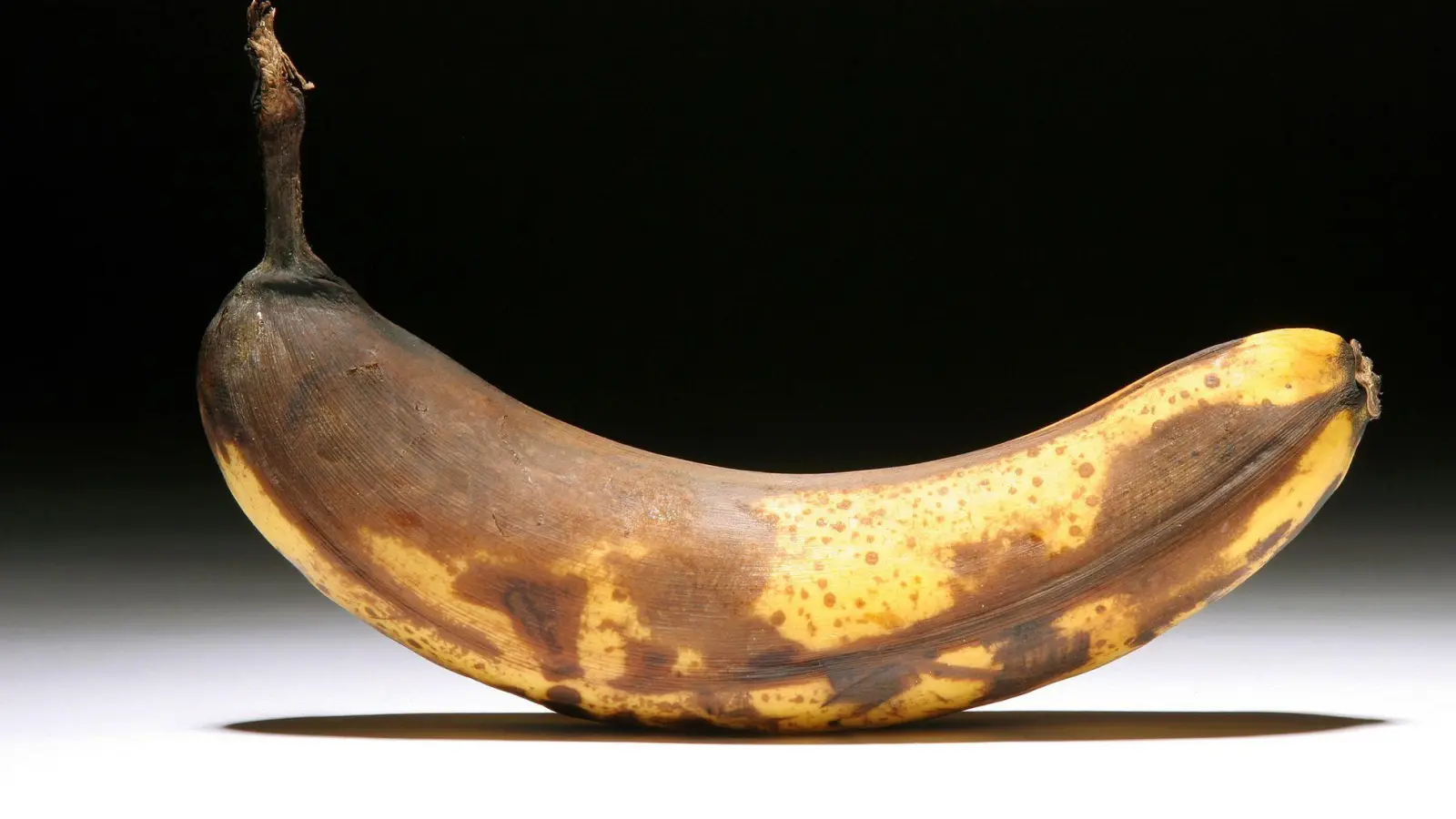 Überreife Bananen enthalten Alkohol: je brauner die Schale, desto höher der Alkoholgehalt durch natürliche Gärung. (Foto: Heiko Wolfraum/dpa/dpa-tmn)