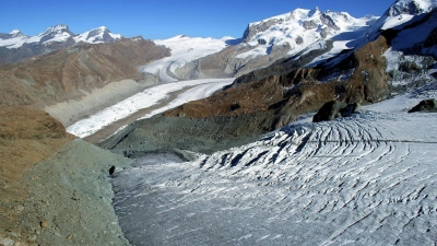 Blick auf den Theodulgletscher am kleinen Matterhorn in den Alpen unweit von Zermatt. (Foto: Patrick Pleul/dpa-Zentralbild/dpa)