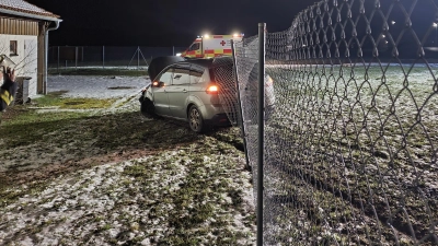 Eine 74-Jährige durchbrach mit ihrem Fahrzeug den Zaun des Wertstoffhofes in Feuchtwangen. (Bild: FFW Feuchtwangen/Stefan Tank)